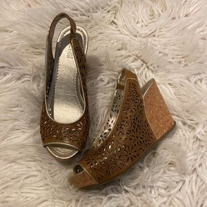 Kenneth Cole Tan Laser Floral Cut, Peep Toe Wedges, Size 8M